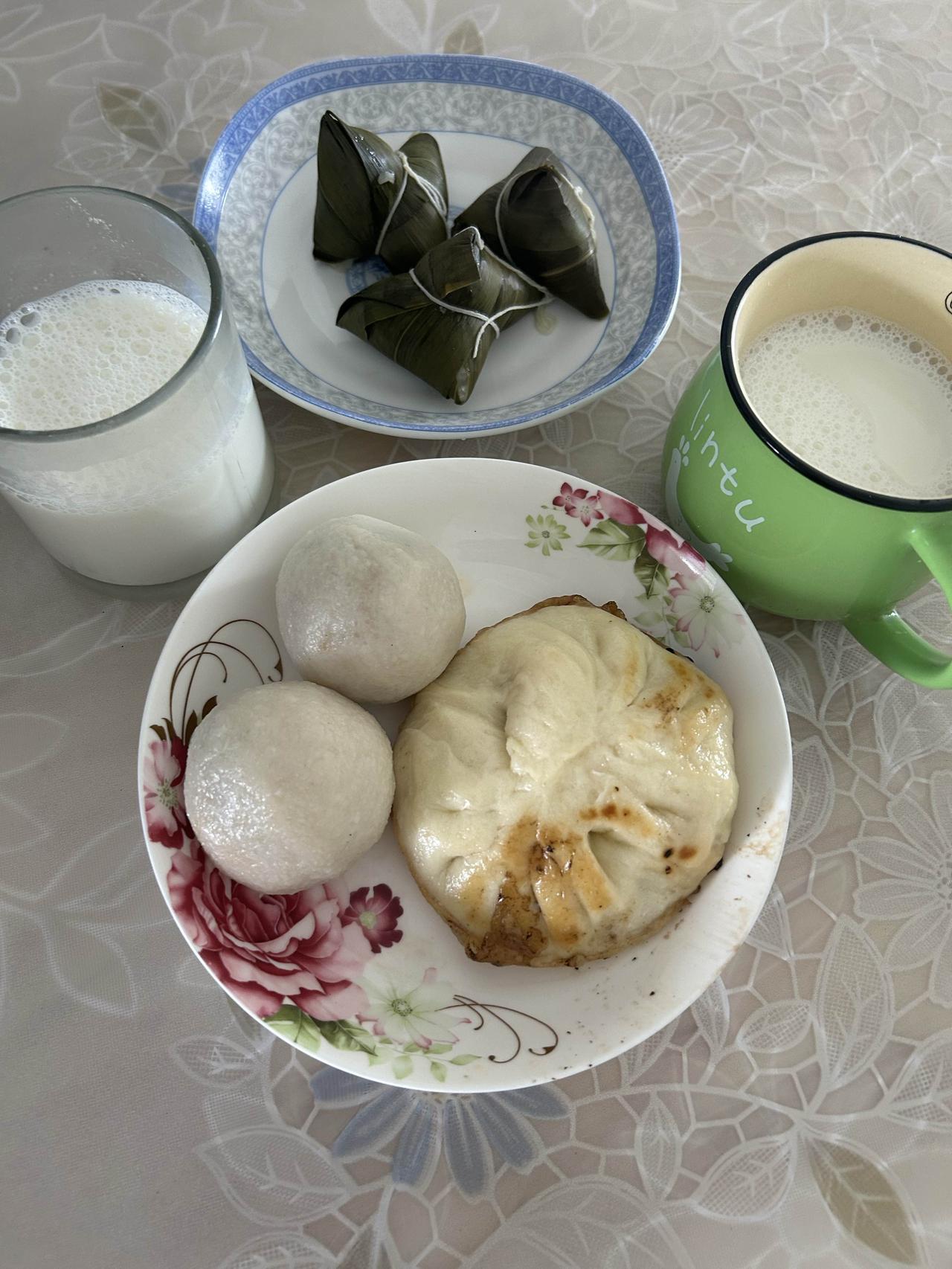 今日早餐氛围感直接拉满，一桌丰盛吃食，幸福感瞬间爆棚！桌上满满当当摆了好几样
