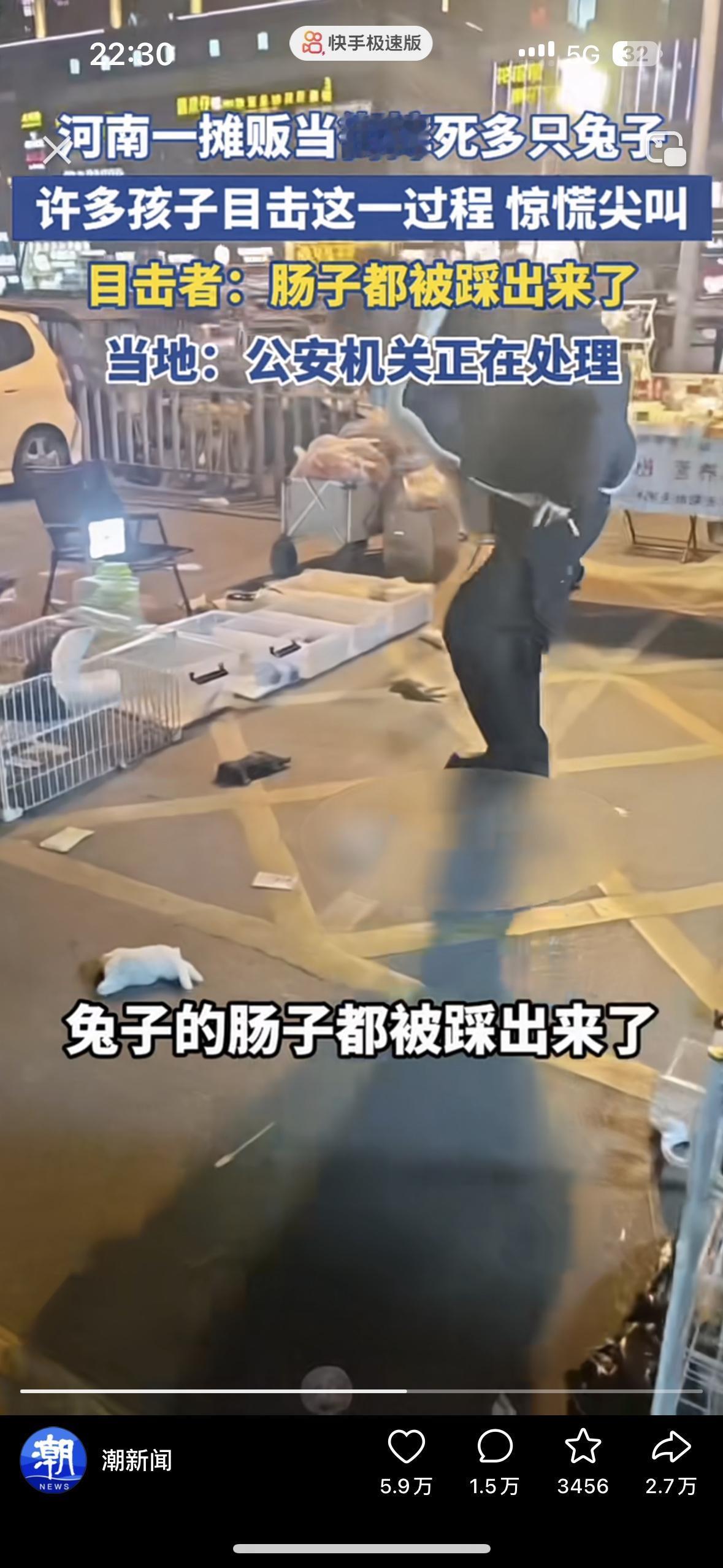 真是丧心病狂！警察来了就装傻，走了就发疯河南街头一位商贩，因为生意不球迷，在人