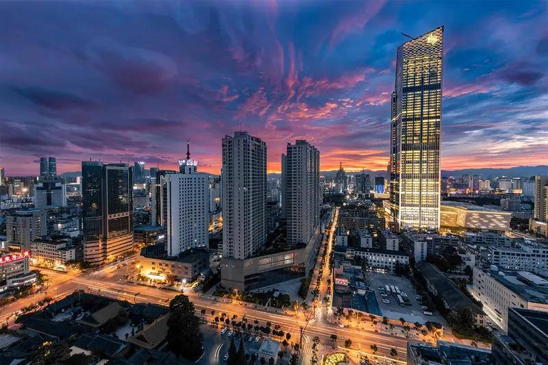 爱是自发的，随心、随缘、随境、遂愿，我认为这与人生的三重境界不谋而合。随心去爱