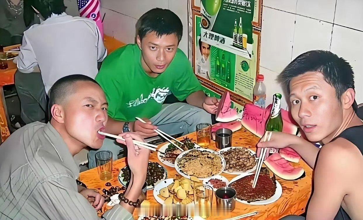 李晨年轻的时候和哥们喝酒聚餐，那时候还很青涩
