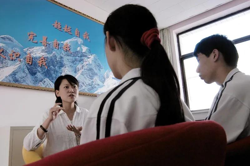学校里分配来一位二十五岁的青年教师辛老师，可能是小辛老师初出茅庐年轻气盛的原因吧