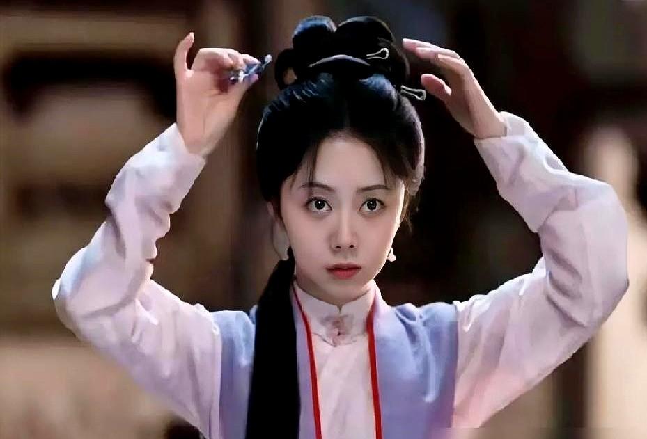杜翠雀亲手把毒药灌进贴身丫鬟嘴里，转身就在正堂哭得撕心裂肺。为了争当家权，她