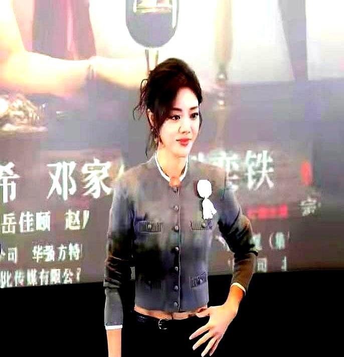 闪光灯疯狂连拍下她大腿根部的黑丝猛地炸开一条裂缝一路撕到脚踝。你猜怎么着。她没捂