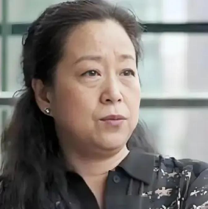 真稀罕！张国立和前妻罗秀春离婚几十年，如今67岁的她每月雷打不动收着前夫打来的固定生活费，从没断过一