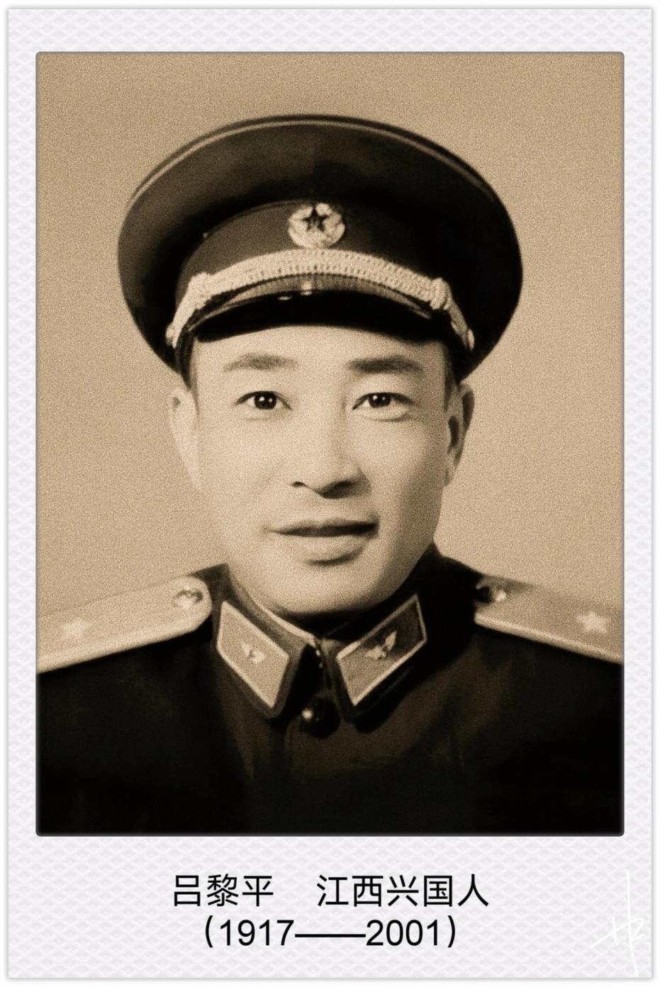 红军时期，作为军委作战科的副科长，吕黎平经常和伟人毛泽东在一起襄助军机。伟人的许