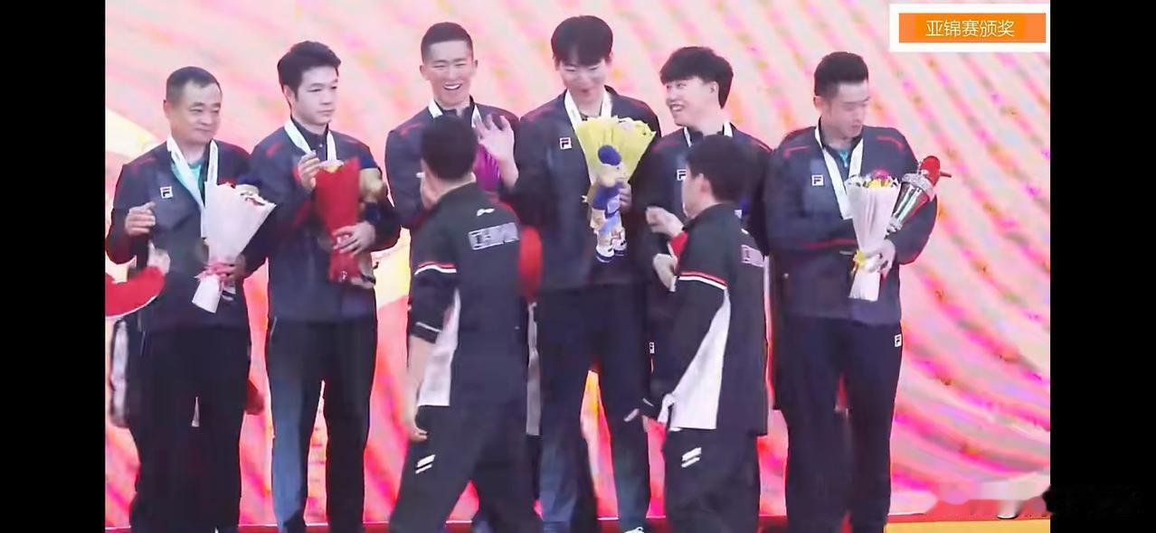 国乒亚锦赛夺冠“小插曲”：林诗栋和那束“臭花”。昨晚国乒男团在印度亚锦赛夺