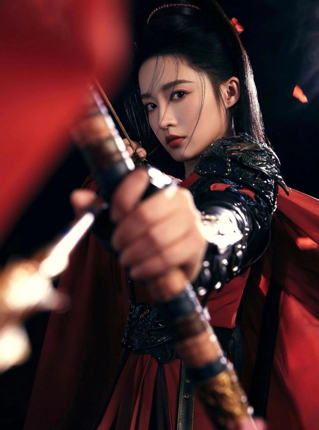 神射手李沁出圈！《一笑随歌》里，李沁拉弓射箭的镜头火了！观众发现，她