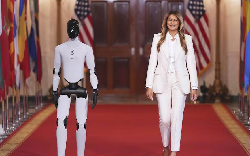 美第一夫人与人工智能机器人白宫同亮相美国第一夫人梅拉尼娅发起了为期两天的“携