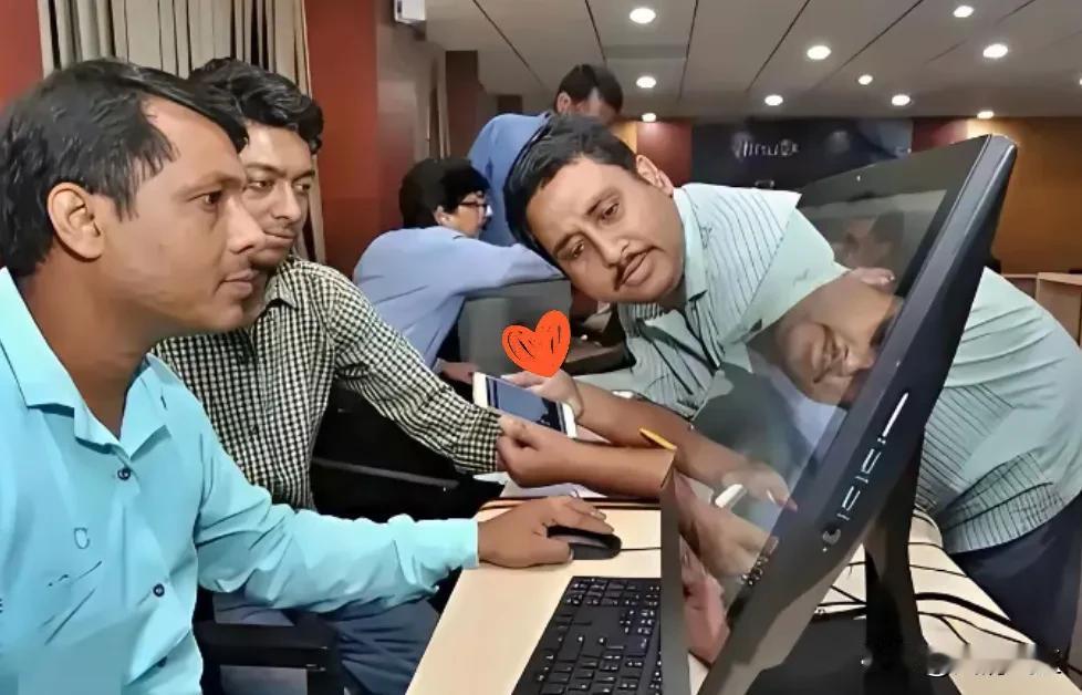 最近常有印度人到中国开办企业，业务不多，规模也不大。但却大量招人，问他们为何发那