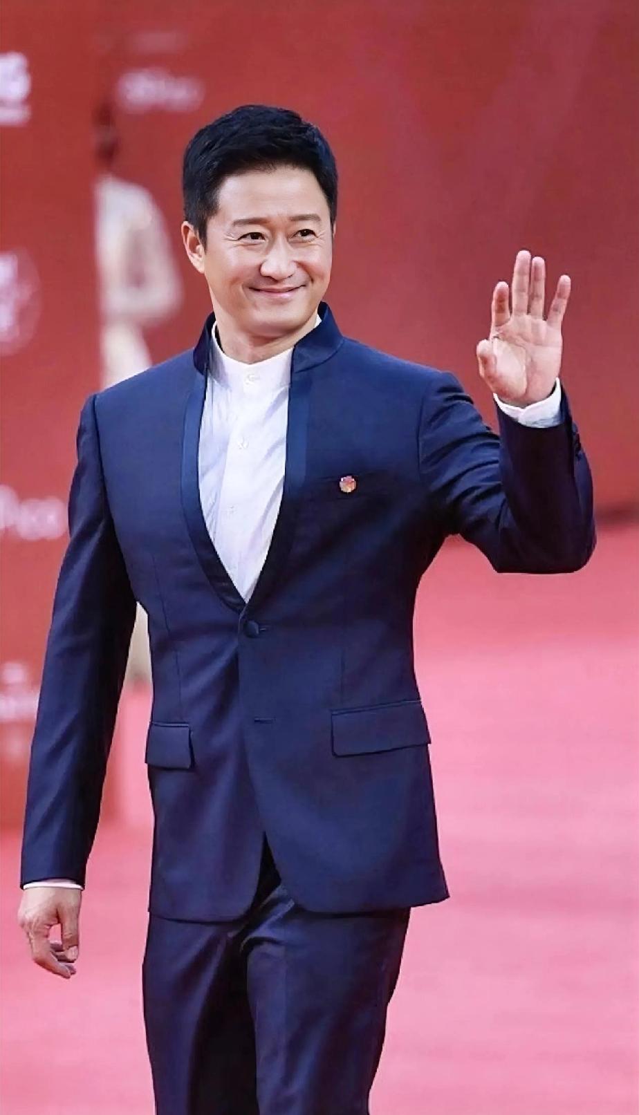 吴京又证明了一句话:虎父无犬子！他的儿子也拍杂志了，而且是和大明星惠英红