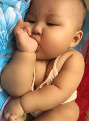 宝宝被家长看成这样, 还傻傻当乐子?