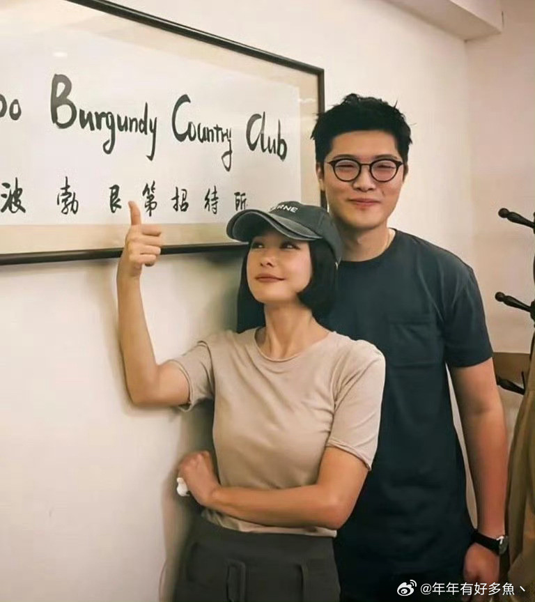 46岁的秦岚在宁波一家餐馆吃饭，和老板一起拍摄合影。她看起来好年轻，身材太好了！