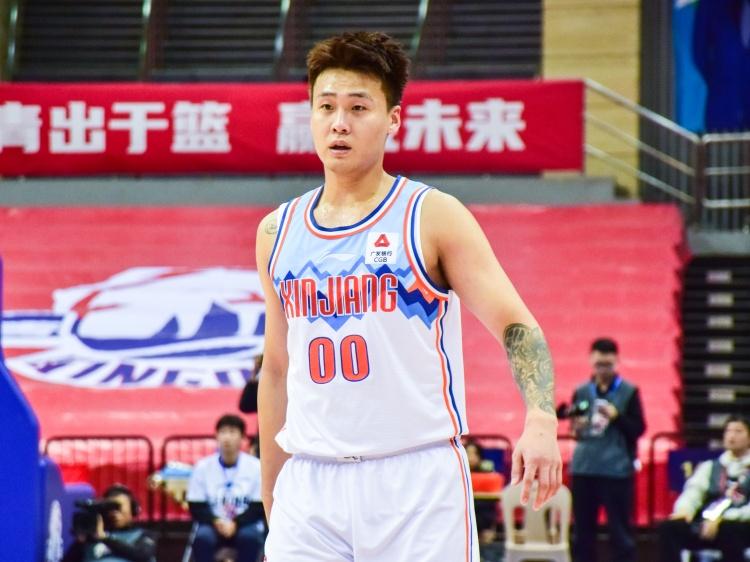 赵睿加盟北京队，这4个人最兴奋！首先，是伊力福拉提，季后赛发挥出色，下赛季可
