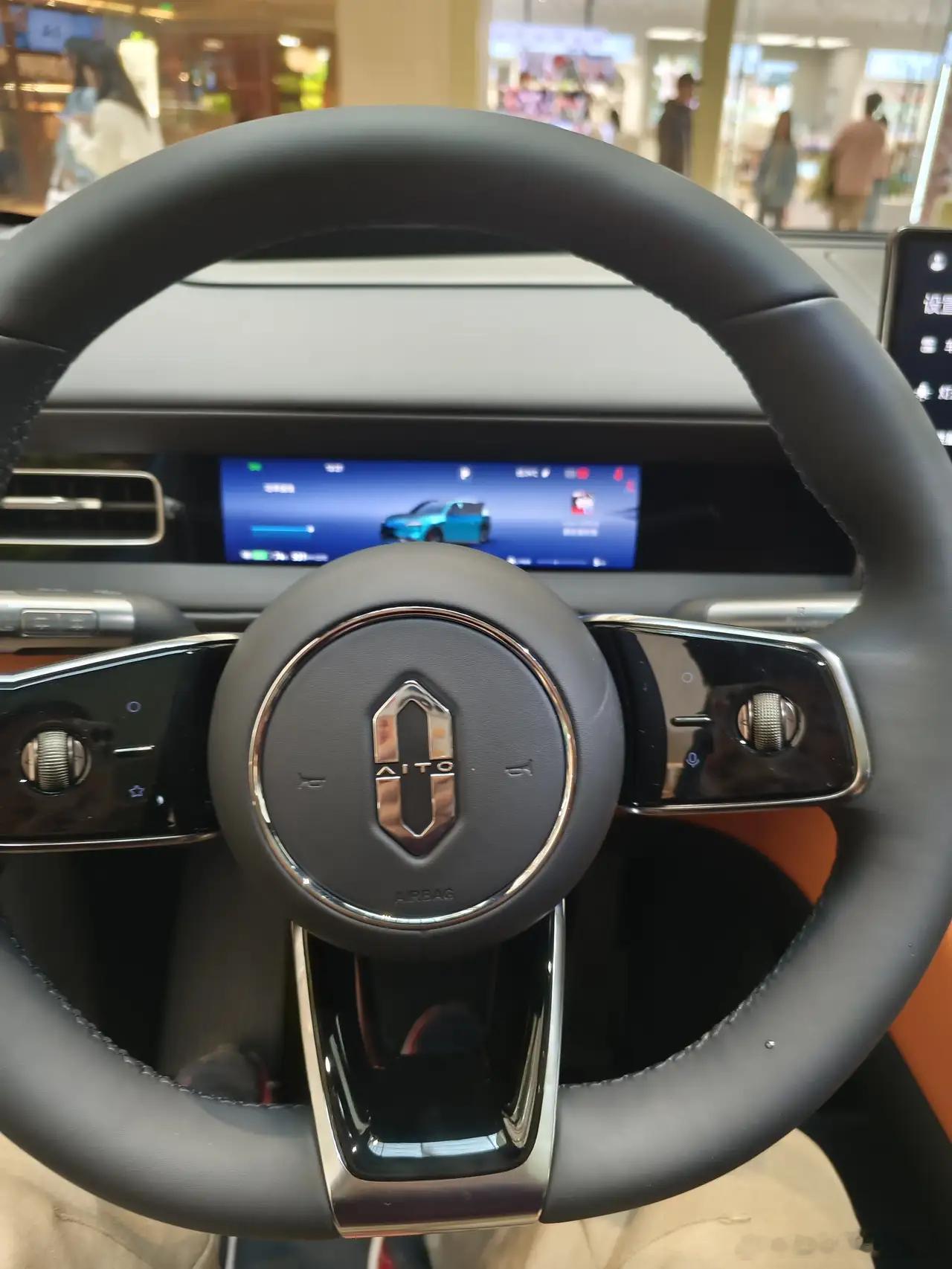 网上有不少华为智驾系列车主吐槽华为更新太快，觉得这是“背刺”老车主，这事儿劝退了