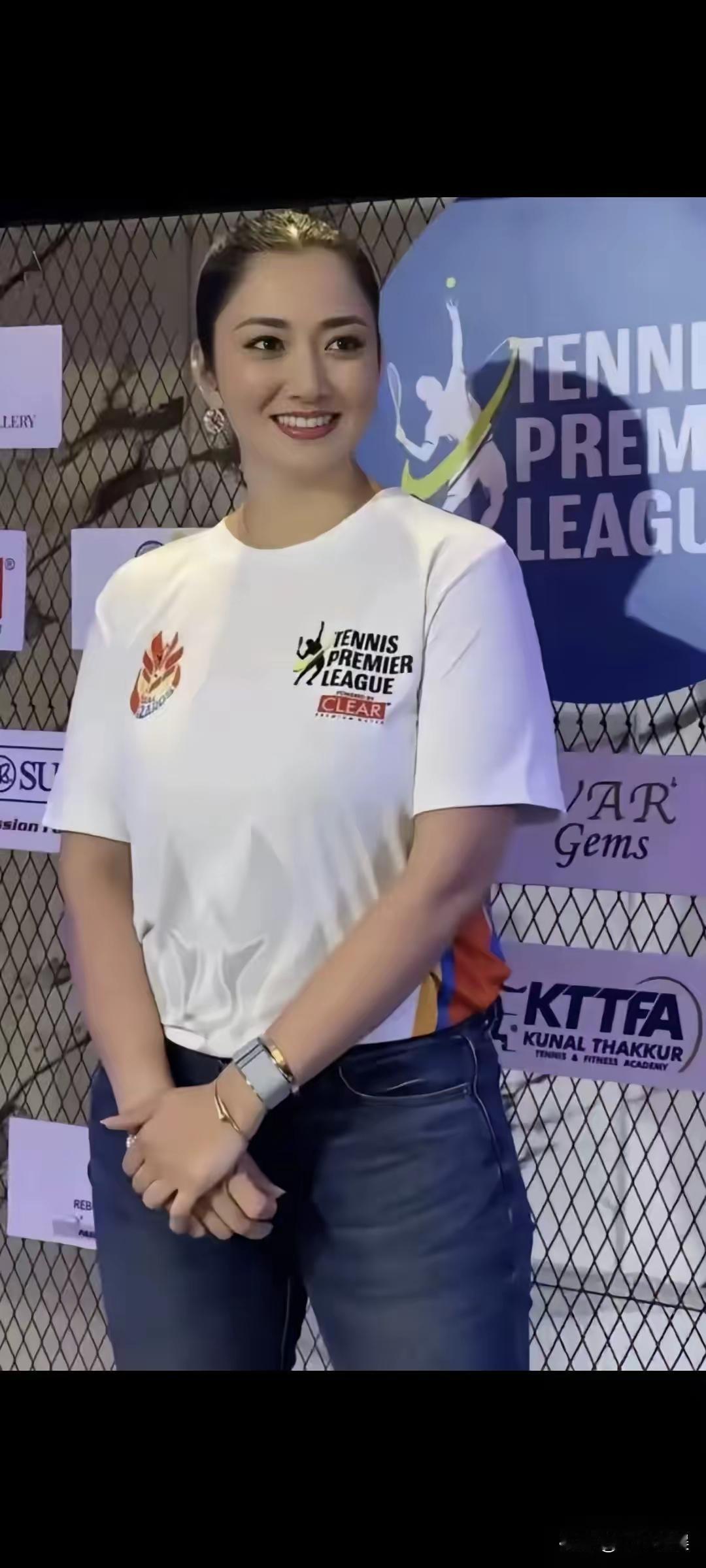 恒河边出的大美女不少，皮肤好，身材好，国泰民安的面容，真的很耐看！