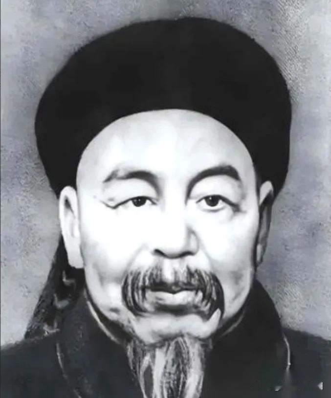 左宗棠收复新疆，粮草断绝。他下令：全军原地娶妻生子！李鸿章闻言大骂：左疯子！三年