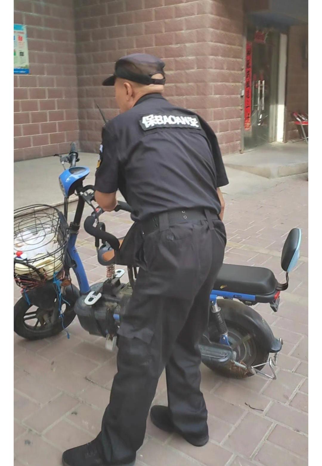现在的保安工作性质好像都变味了，已经不是单纯的站岗，守护安全那么专一了。以前的保