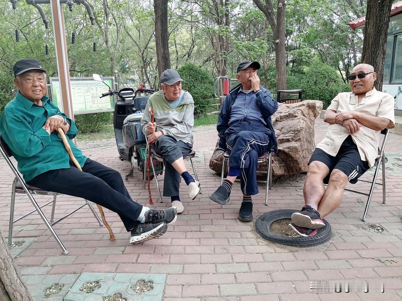 退休生活分享退休后生活想着身体健康，平常鍛练散步几里路，手中有钱不愁吃喝，没事老