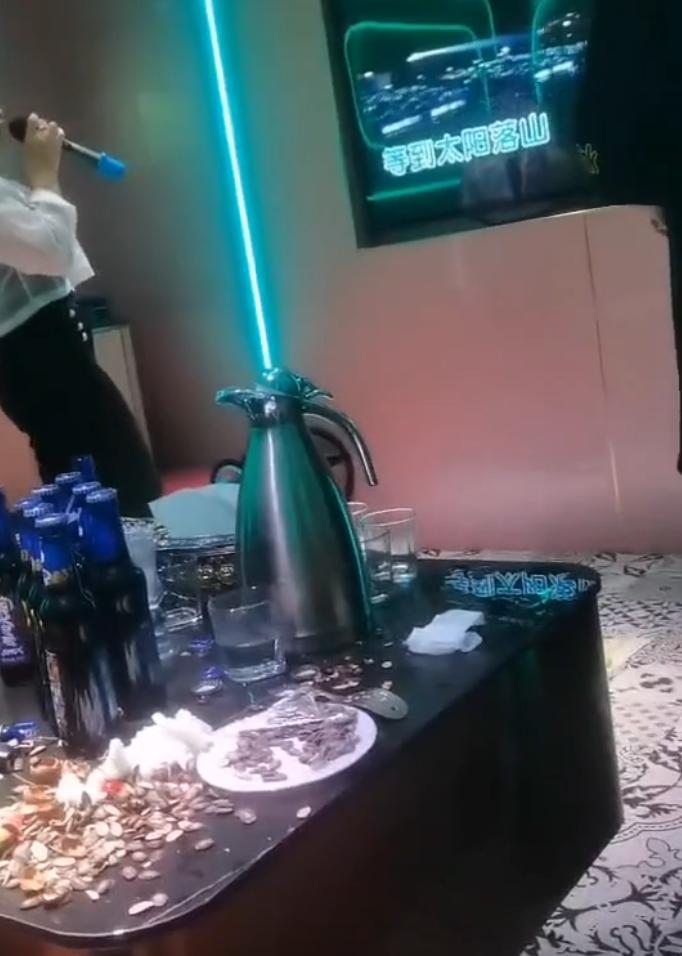 过年最让我膈应的事：老婆年年去和同村前任聚会，还不让我跟着！今年这个年，我过