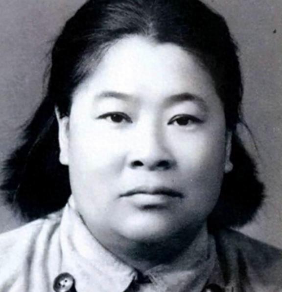 1937年，周子昆在延安窑洞正式娶了小自己12岁的娇妻何子友，20多位中央领导出