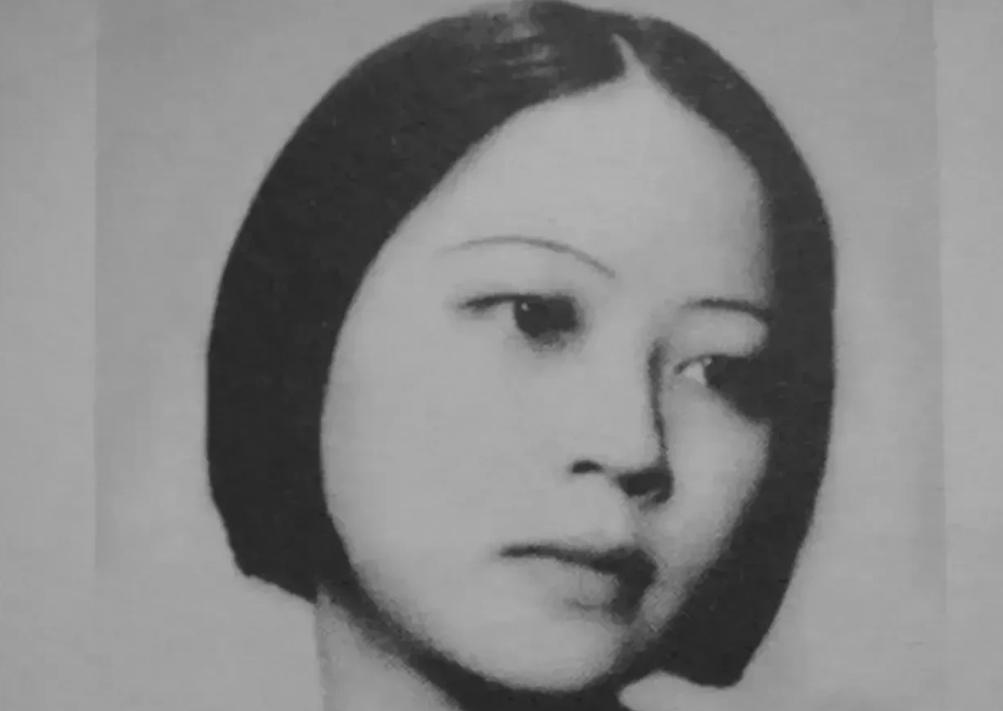 1979年，在美国的张爱玲得知78岁的姑姑张茂渊嫁人的消息后，流下了炙热的泪水。