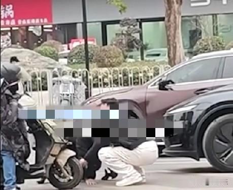 12月22日，陕西西安一大叔骑电动车和特斯拉发生剐蹭，特斯拉车主不让赔偿，并暖心