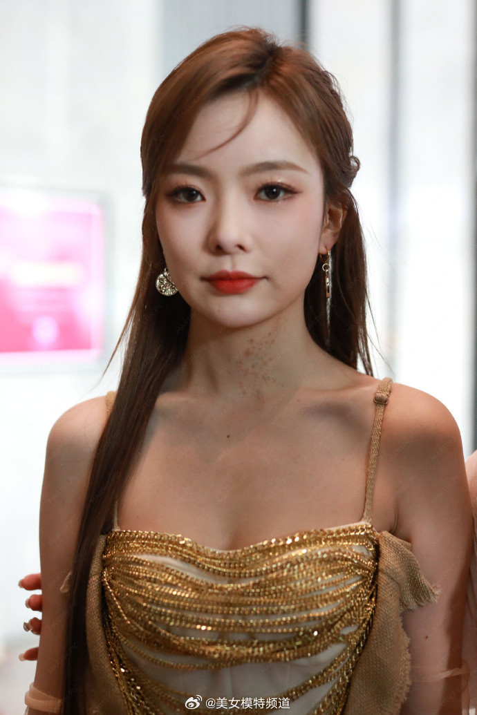 陈卓璇金色战衣生图都很美哇