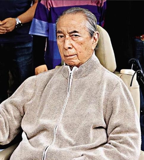 何鸿燊的身体是个谜！2009年，87岁何鸿燊不慎摔伤，造成多器官衰竭，但他却一直