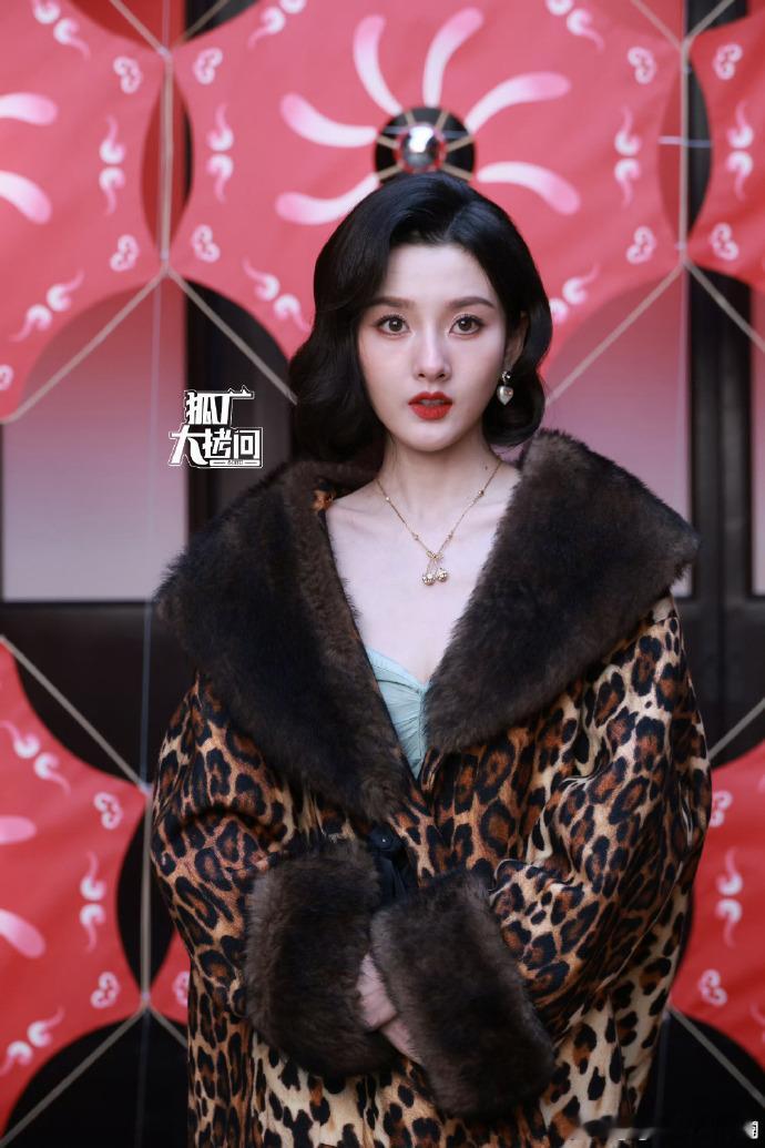 杨紫的华伦天奴生图中，半扎发修饰脸型，让轮廓更显流畅，宋祖儿生图中高颅顶让发型更