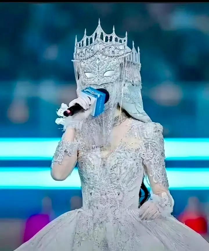 这就是那个旺仔小乔吗？线上线下都蒙着个脸，她的脸有这么见不得人吗？不知道图