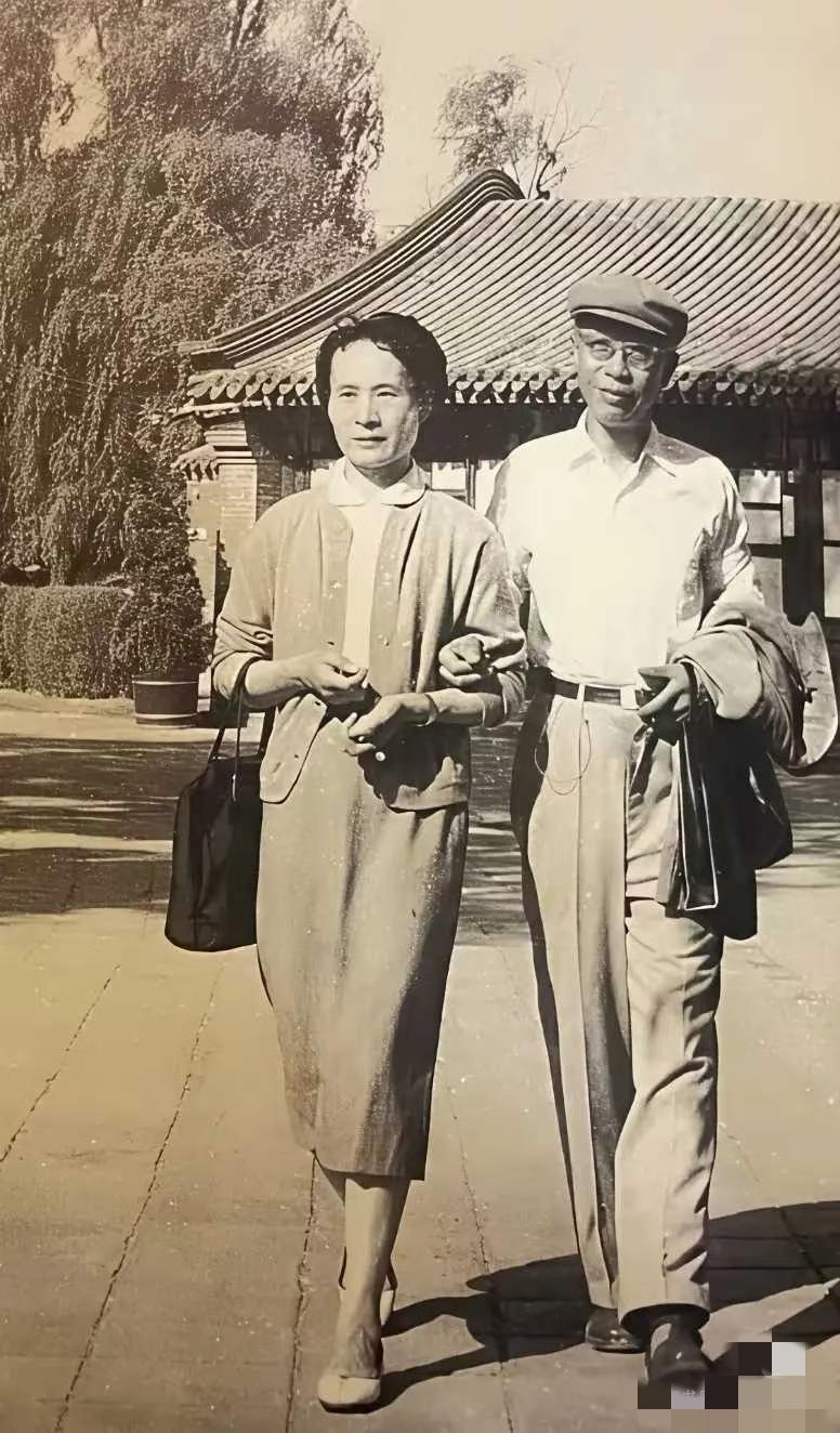 末代皇帝溥仪和他的最后一任妻子李淑贤，在北海公园游玩。1962年，经人介绍，3