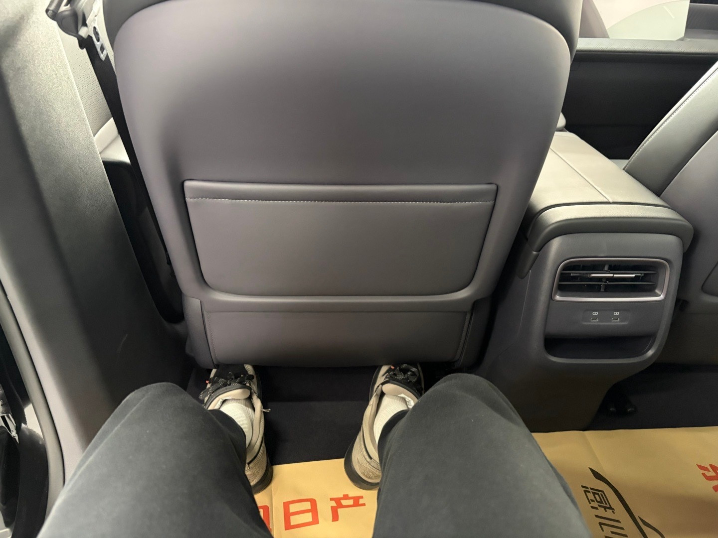 这个二排空间是真的大，我的小短腿差不多能伸直大v聊车