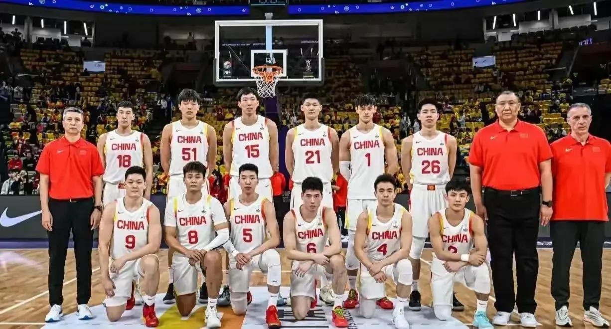 中国男篮86-78险胜关岛，1：赵睿、胡金秋等国手出征，却被关岛38岁老将韦斯