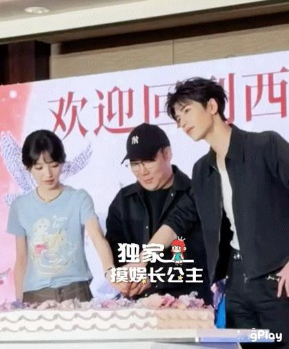 张凌赫平时看着挺佛系的😂