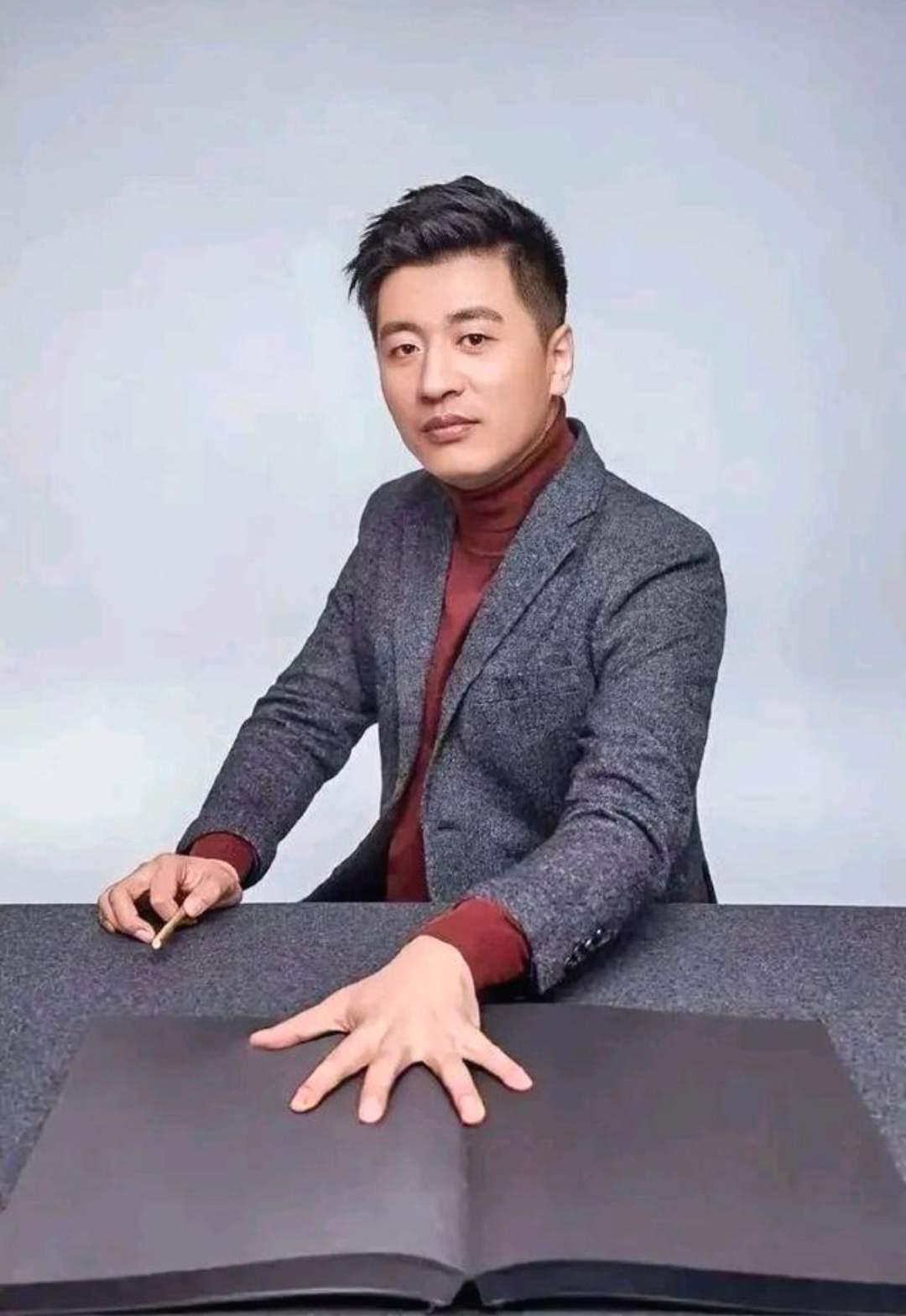 面相骗不了人，网友看张雪峰，早就一语中的！眉宇间自带一股较真劲，说话一针见血