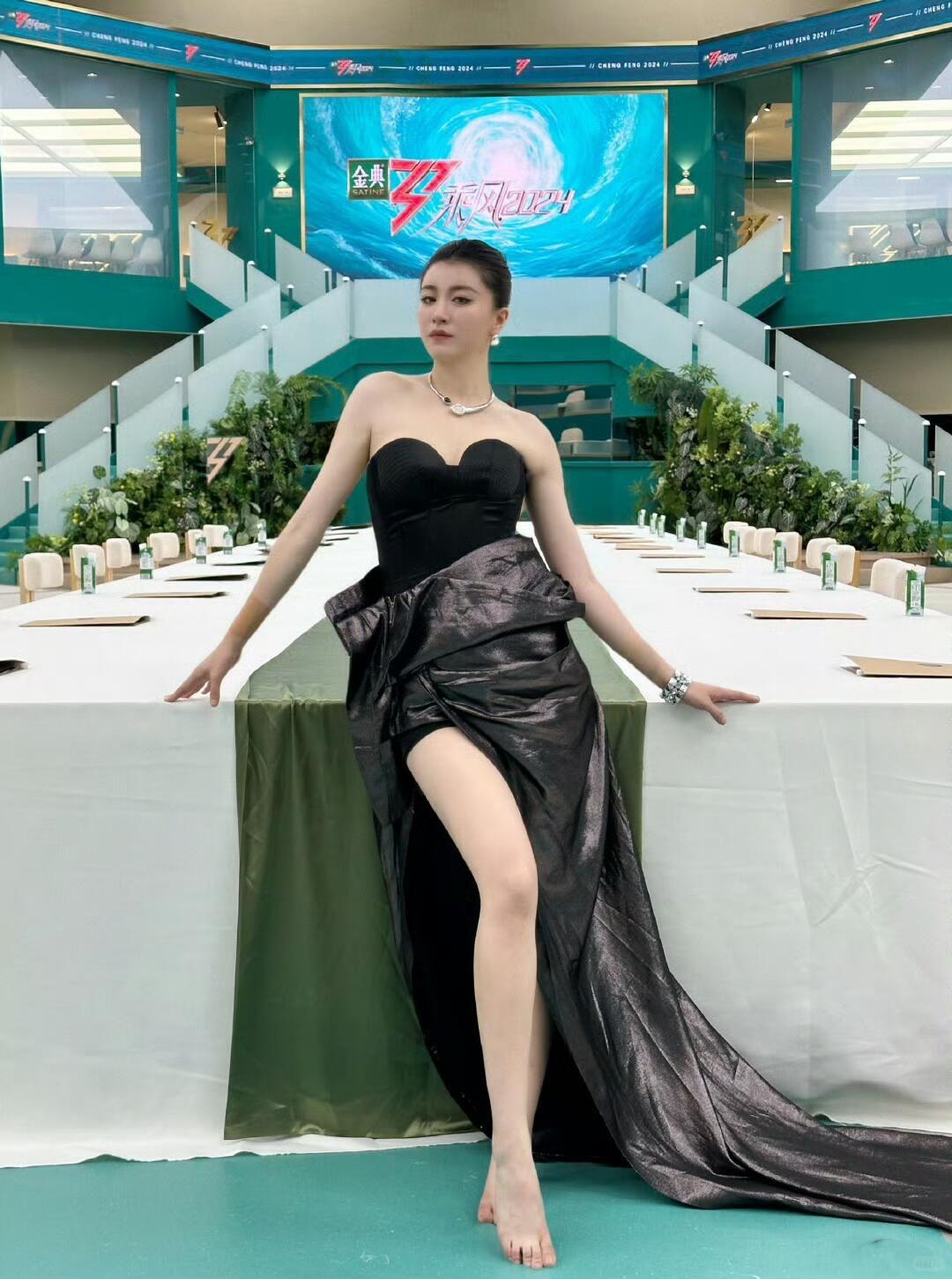 有网友爆料说李嘉格参加完《浪姐》就和车澈离婚了。这事儿一出来，不少人又想起“浪