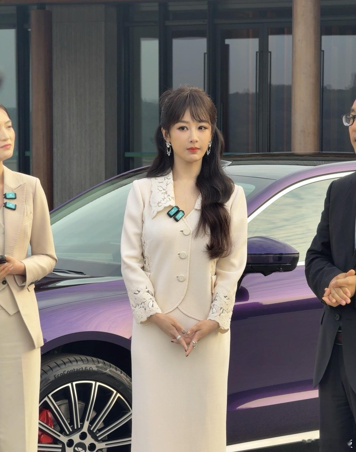 真诚的建议杨紫换个造型师吧，怎么给弄的这么老气的微商女强人的造型…