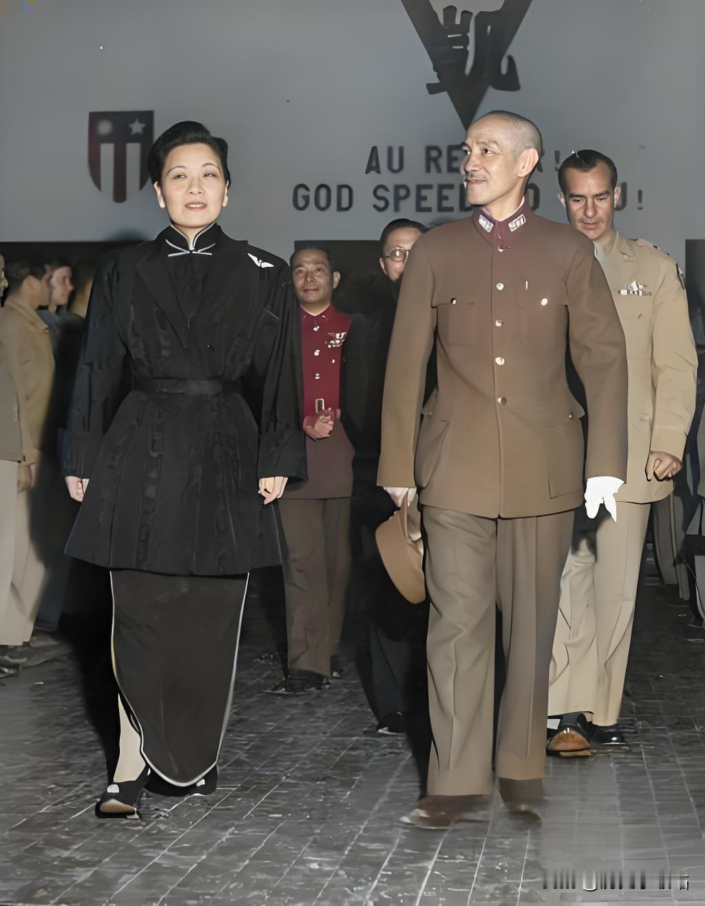 1945年10月，抗日战争胜利后，蒋介石、宋美龄与中印缅战区总司令魏德迈一同视察