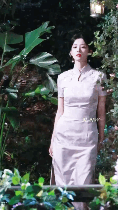 王楚然出水芙蓉般的美出水芙蓉原来说的是，谁懂王楚然这个旗袍落水戏有多权威，漂亮