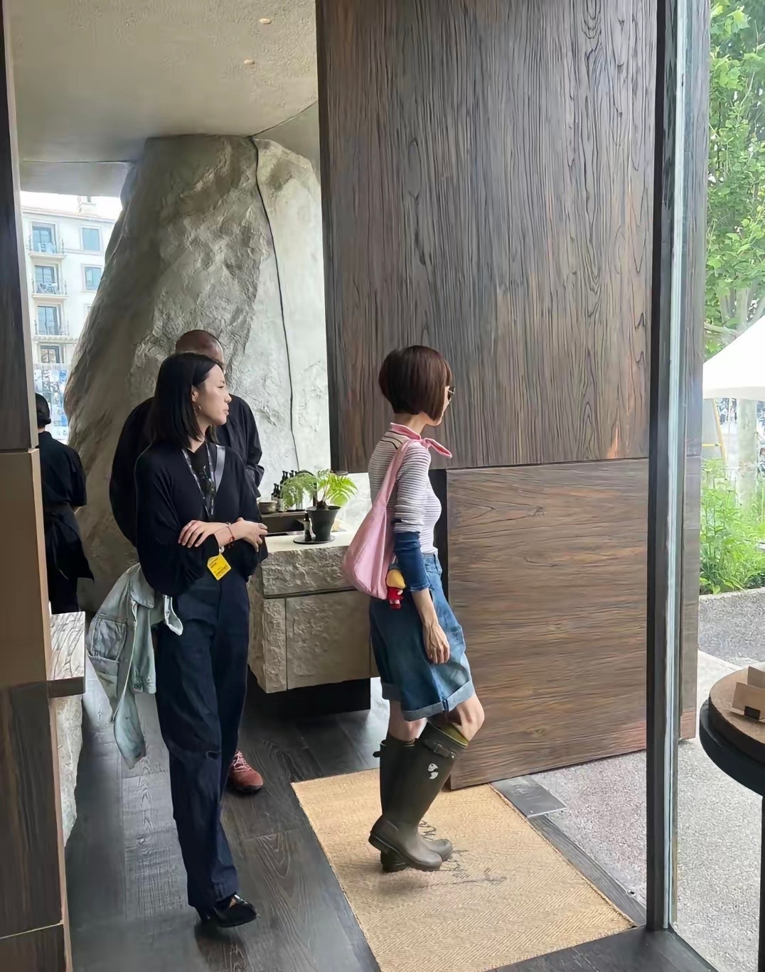56岁陈鲁豫穿搭的好时尚，还有一点可爱风，嘻嘻近日，有位网友在河北阿那亚偶遇陈鲁