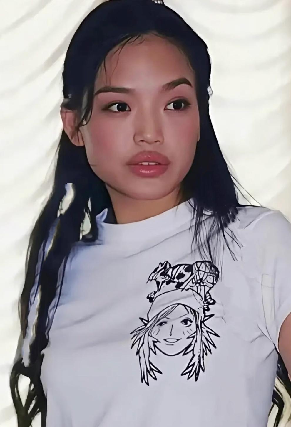 这明显就是口红打的太上去了，显的嘴唇翻，看过她年轻时候的嘴唇没有这么翻，现在老了