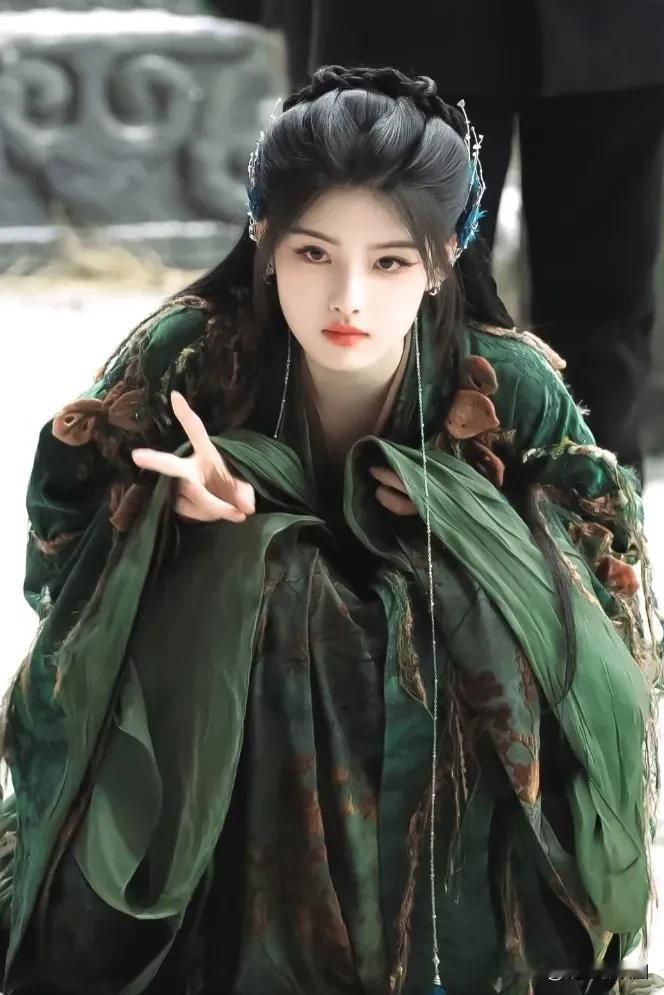 艾米古装造型集合，每张都感觉好美，艾米的五官很精致立体小小年纪已经出落的亭亭玉