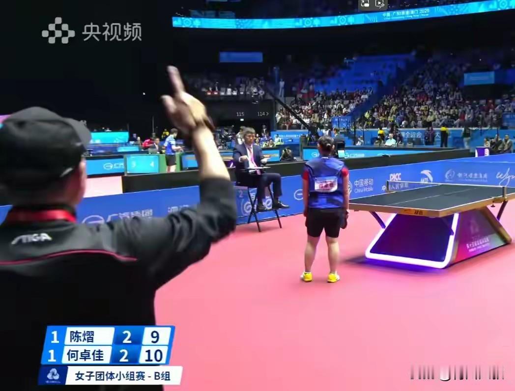 何卓佳被扣分不可怕？但是教练杨广第跑到赛场问裁判，没有鹰眼，怎么直接罚分？我