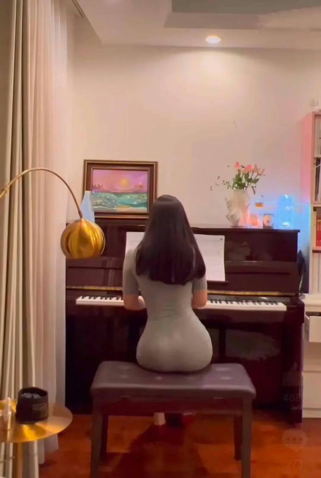 苦难，对于人生是一块垫脚石，对于能干的人是一笔财富，对于弱者则是个万丈深渊。