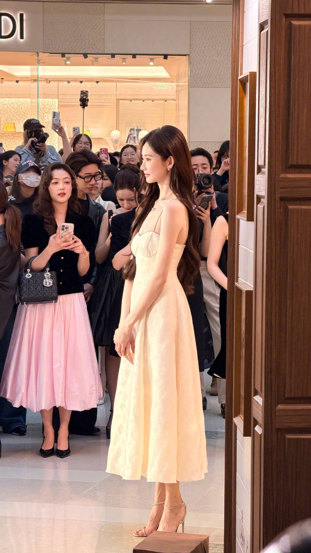 张艺凡回应脱鞋合照张艺凡是考虑到画面不和谐才主动脱高跟鞋的呀这个高妹善！