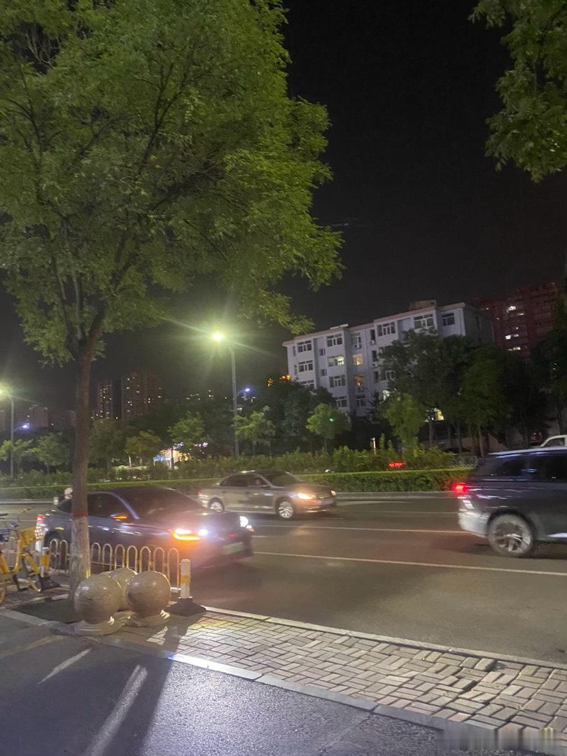 太原的夜景还不错，街上也没有什么人呢？