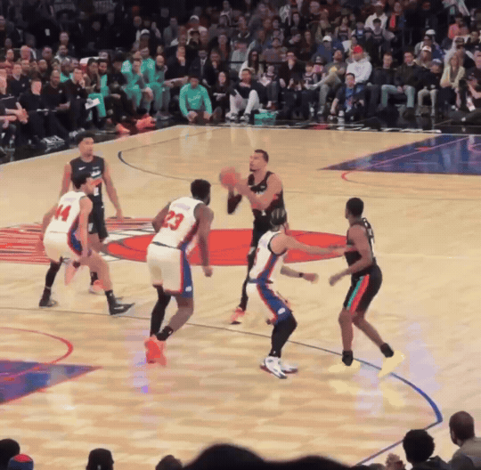 真的很好奇文班亚马当年的选秀模板究竟是谁，如今看来他实力强得简直离谱！从身型来