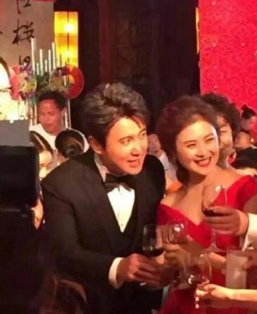 #沈腾婚礼旧照#喜剧大神沈腾与妻子王琦的婚礼旧照被翻出，照片中沈腾身着深色西装