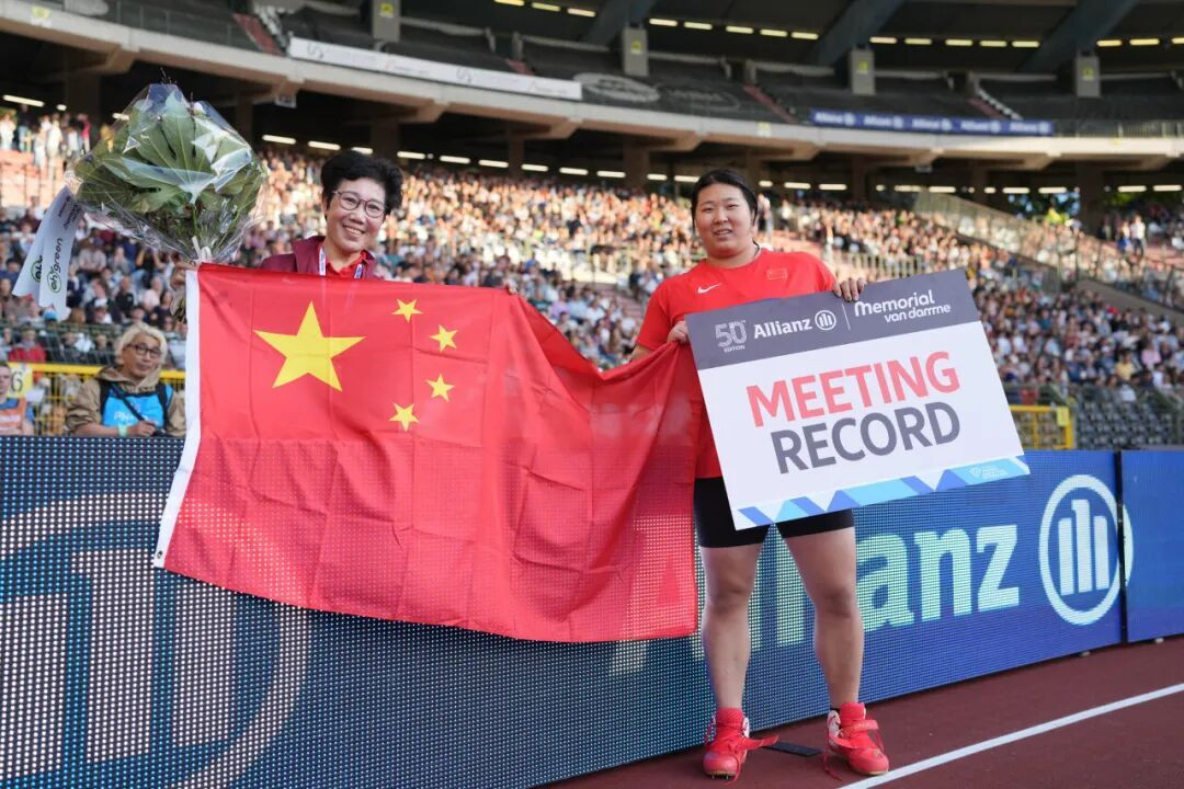 #严子怡受伤一投获亚#世界田联终极冠军赛女子标枪决赛，中国选手凭借第一次试投的