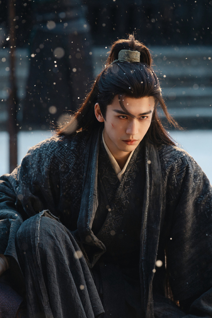 1.嘉行现在是特别想挽留住迪丽热巴，现在给不了优质的资源，想要用公司股份留住她。